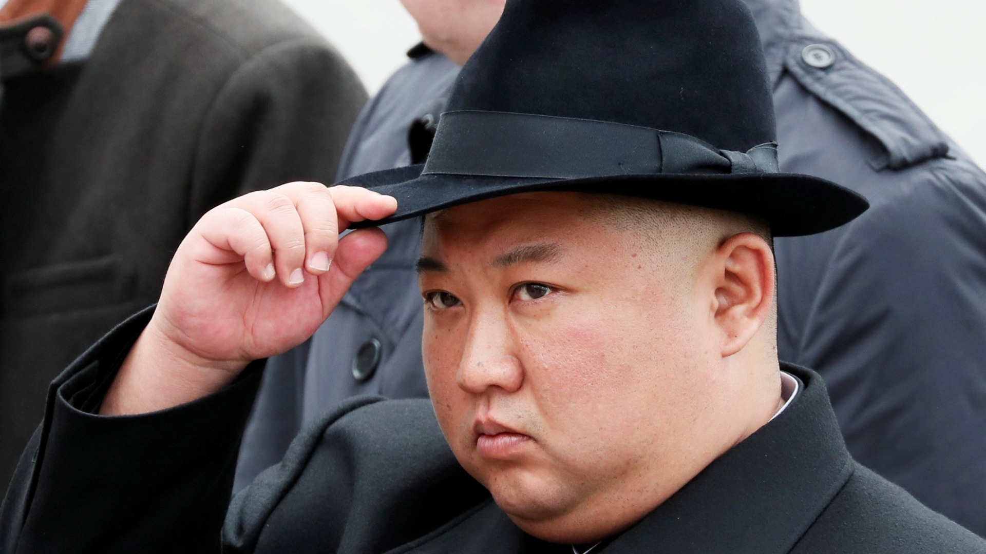 Ким Чен Ын страдает бессонницей, любит алкоголь и много курит, заявляют на Западе