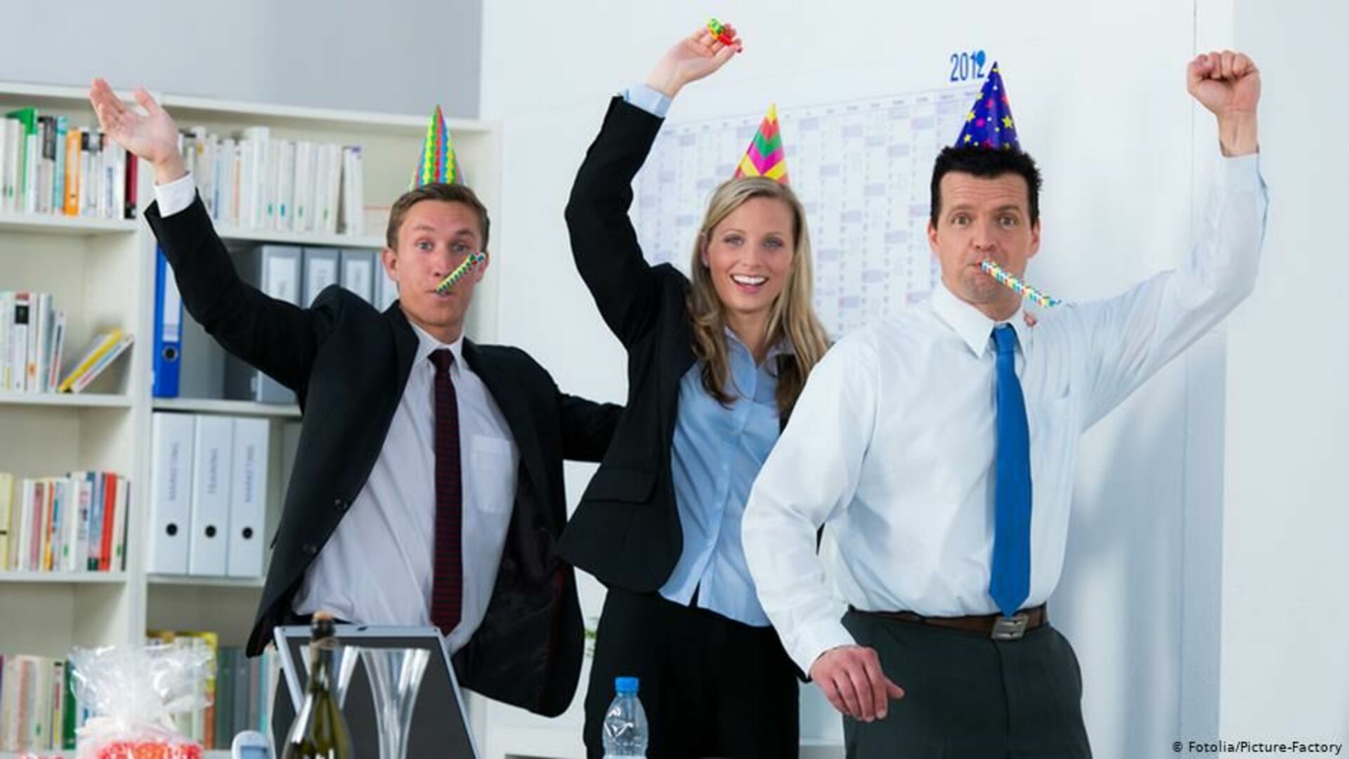 Нашему офису 3 года. Корпоратив в офисе. Корпоративная вечеринка в офисе. Веселая встреча коллег. Человек праздник.