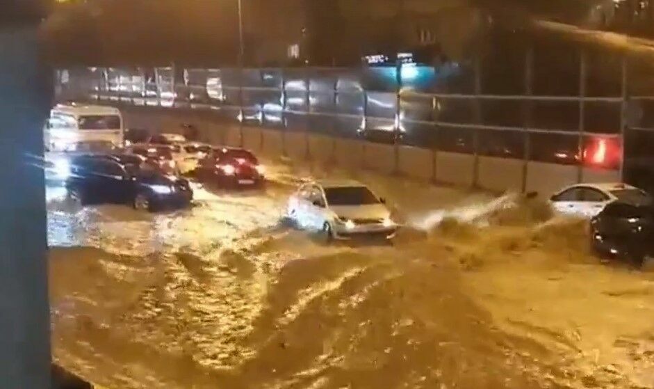 После наводнения в Сочи улицы курорта превратились в свалку автомобилей (ВИДЕО)