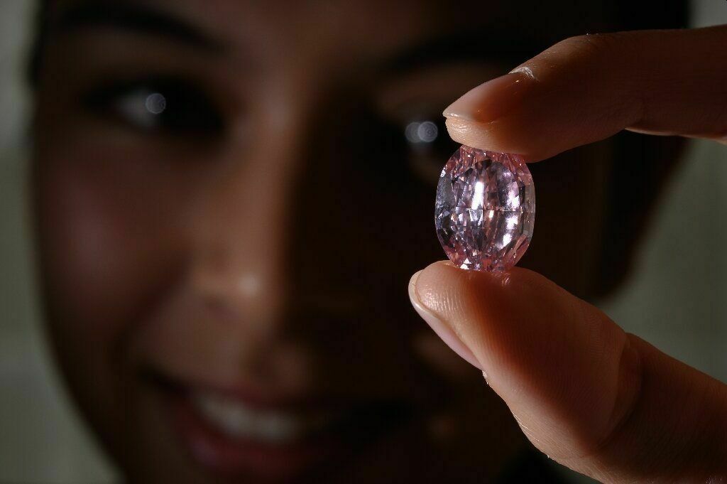 Российский розовый бриллиант «Дух розы» продан на Sotheby's за рекордные $27 млн
