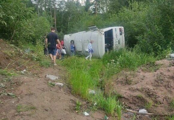 В Бурятии опрокинулся автобус с 25 студентами