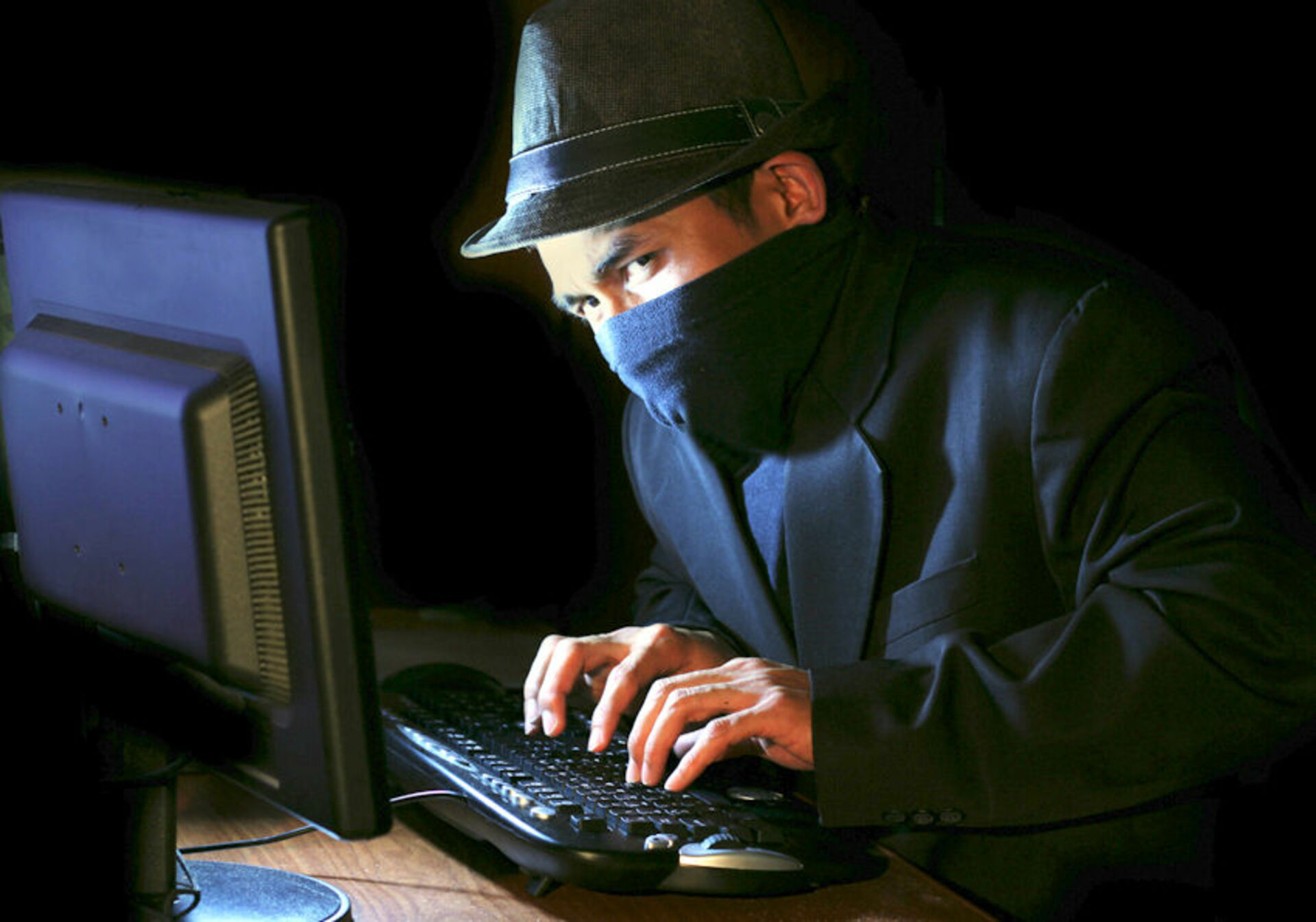 Про шпионаж. Шпион за компьютером. Хакер за компьютером. Промышленный шпионаж. Шпионский компьютер.