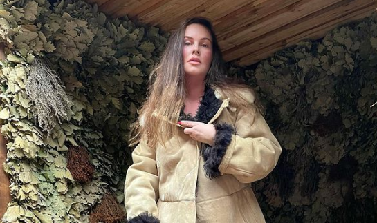 «Как в домике»: Екатерина Андреева в тулупе на голое тело и с веником рвет Инстаграм