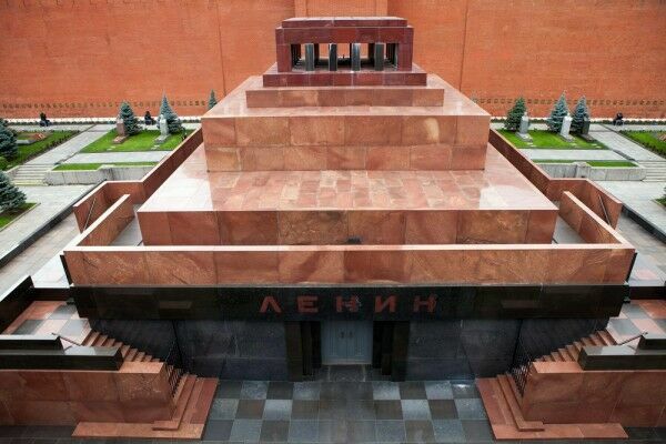 Единороссы не поддержали законопроект о захоронении Ленина