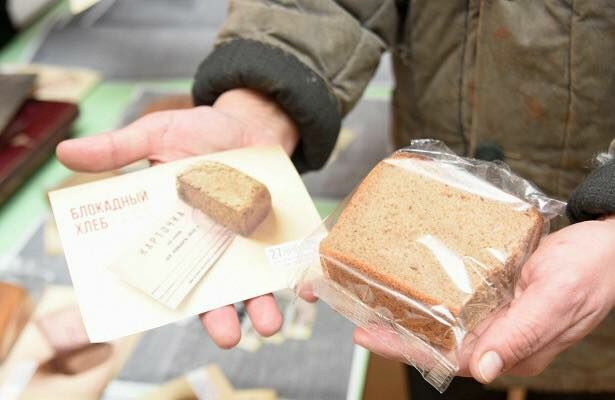 "Глумление над погибшими":  многим не понравилась раздача хлеба в День снятия Блокады