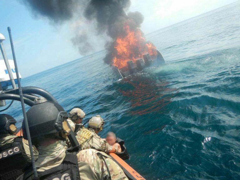 Колумбийцы подожгли катер с сотнями кг кокаина при появлении ВМС США