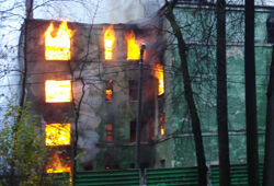 В Королеве выгорел Дом Стройбюро – частично обрушилась кровля здания