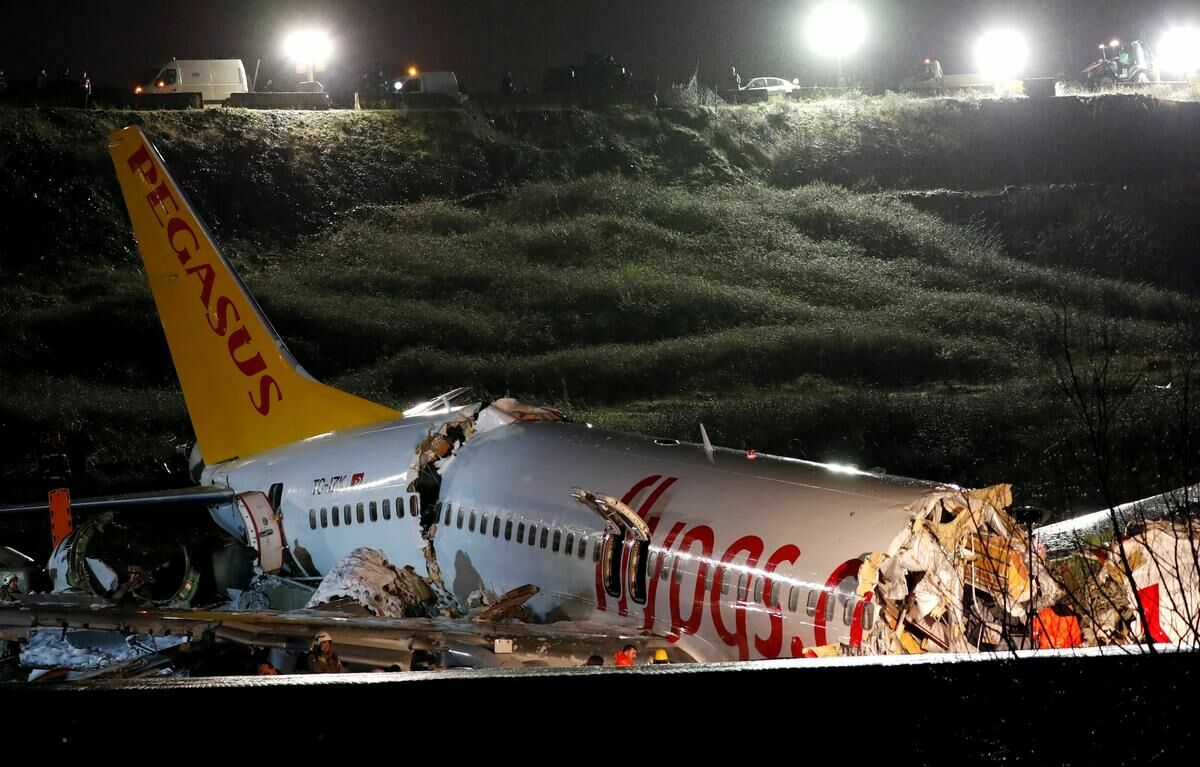 Три человека погибли при жесткой посадке самолета в Стамбуле