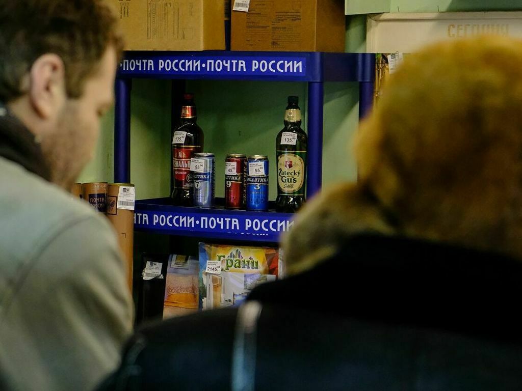 «Почта России» летом  начнет продавать алкоголь онлайн