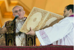 Новый Папа Римский решил сменить трон на кресло