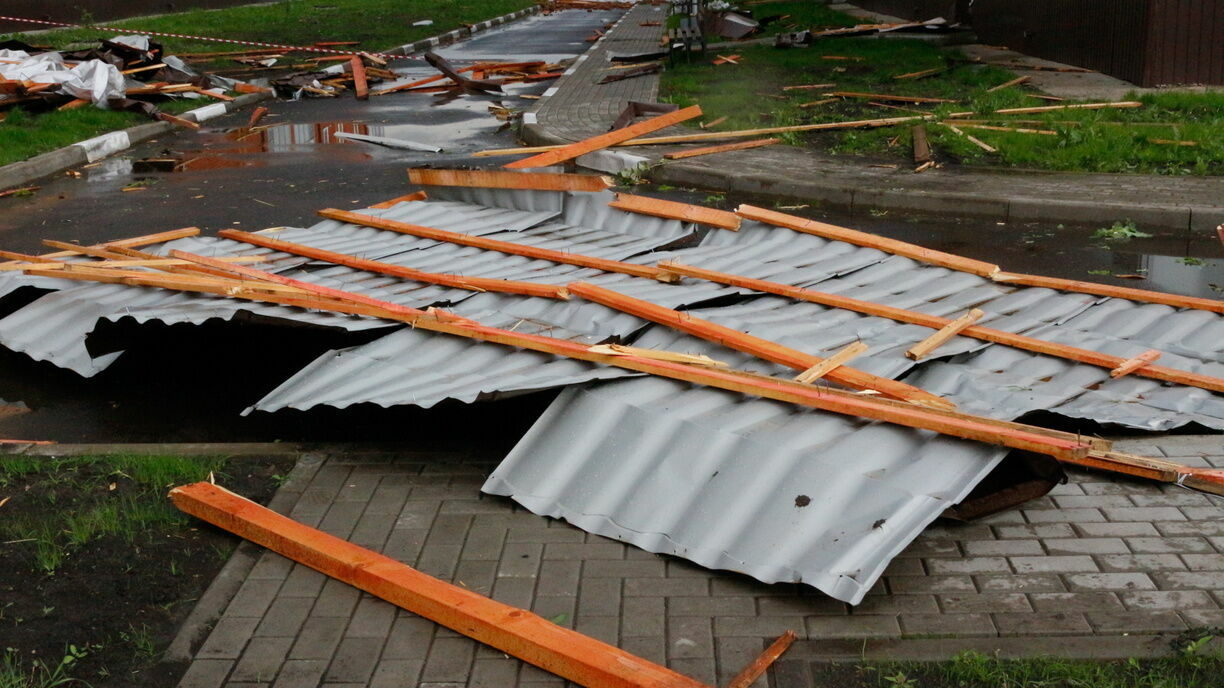 Ураган в Курской области повредил 400 домов и уничтожил библиотеку