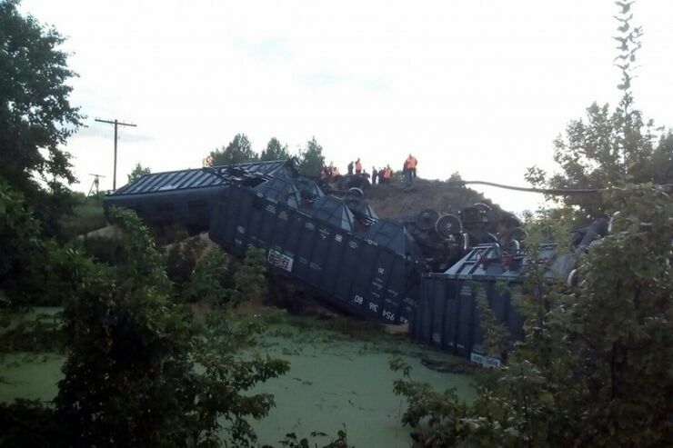 Восемь вагонов поезда упали в озеро в Саратовской области