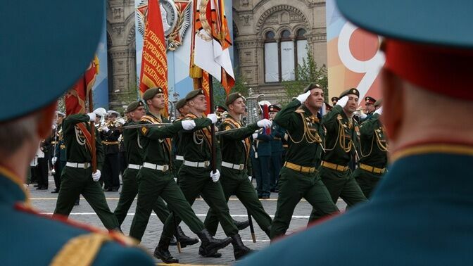 Ветеранам разрешили смотреть на московский парад без масок