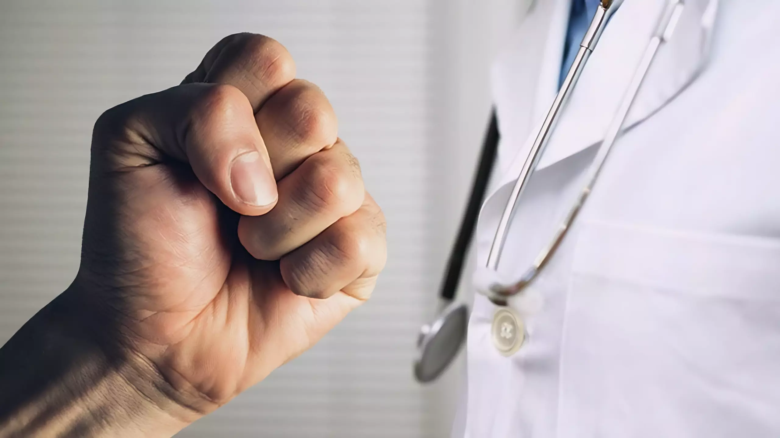 Лечение с риском для жизни: почему нападения на врачей становятся буднями медицины