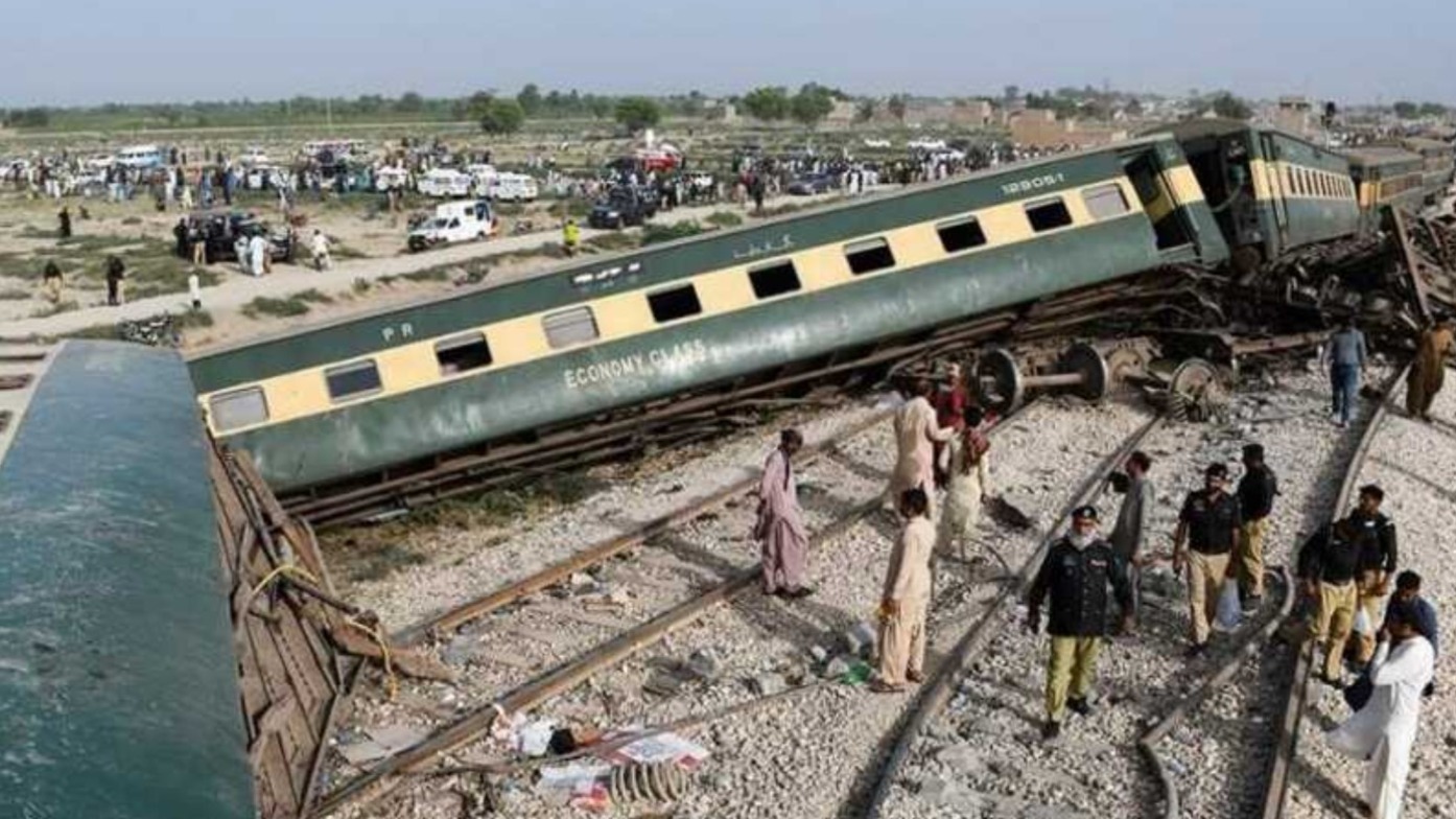 30 человек погибли при сходе поезда с рельсов в Пакистане