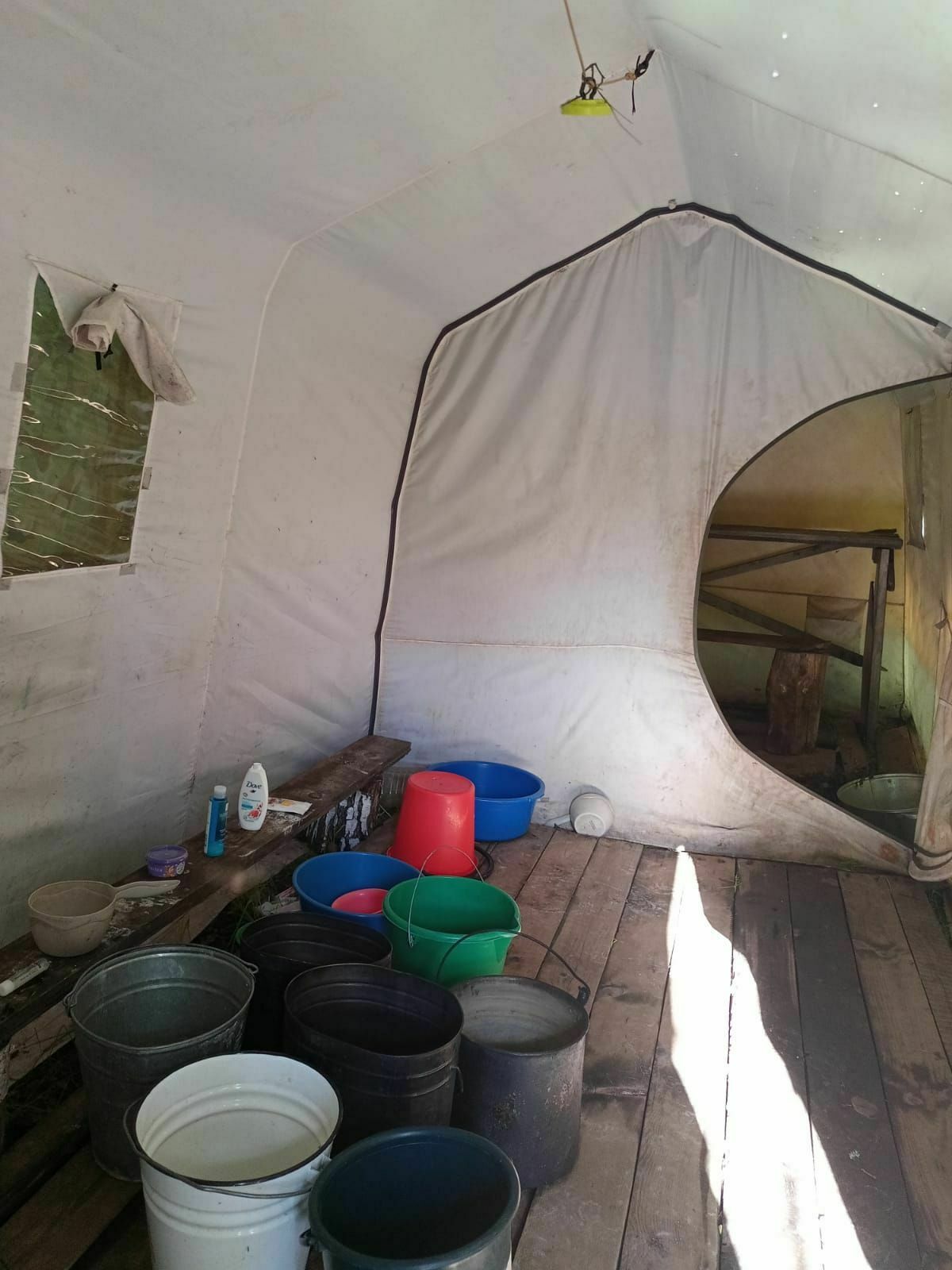 "Душевая" в палатке в детском лагере под Костромой