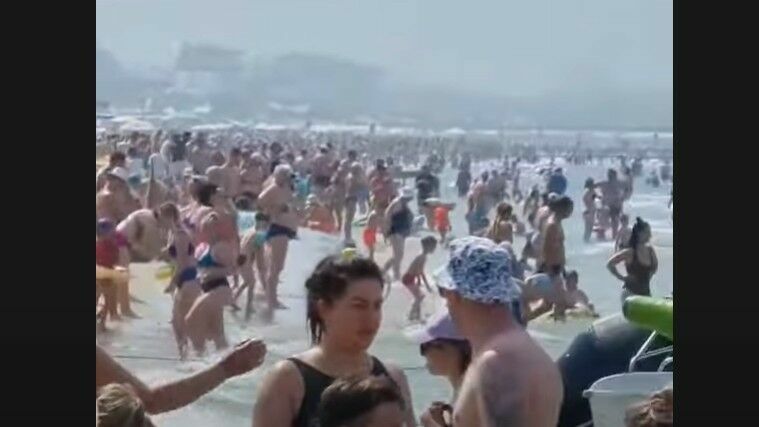 Пляжи Анапы оказались переполненными туристами