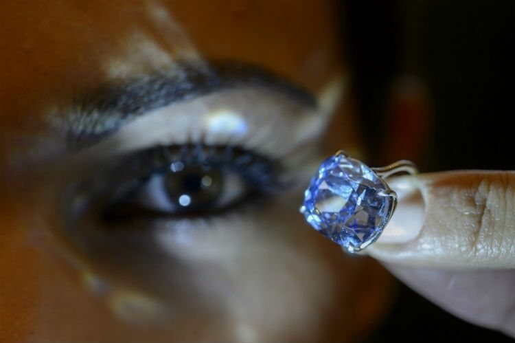 Бриллиант «Голубая луна» ушел с молотка на аукционе Sotheby’s за рекордные $48 млн