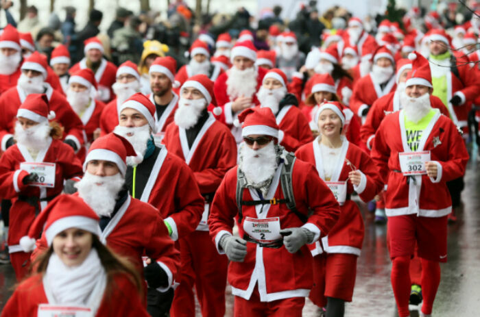 В центре Москвы прошел благотворительный забег Дедов Морозов