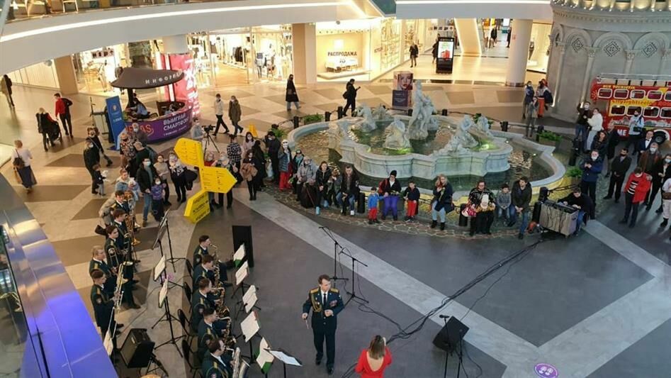 Они не страшные: Росгвардия устроила праздничные концерты в торговых центрах
