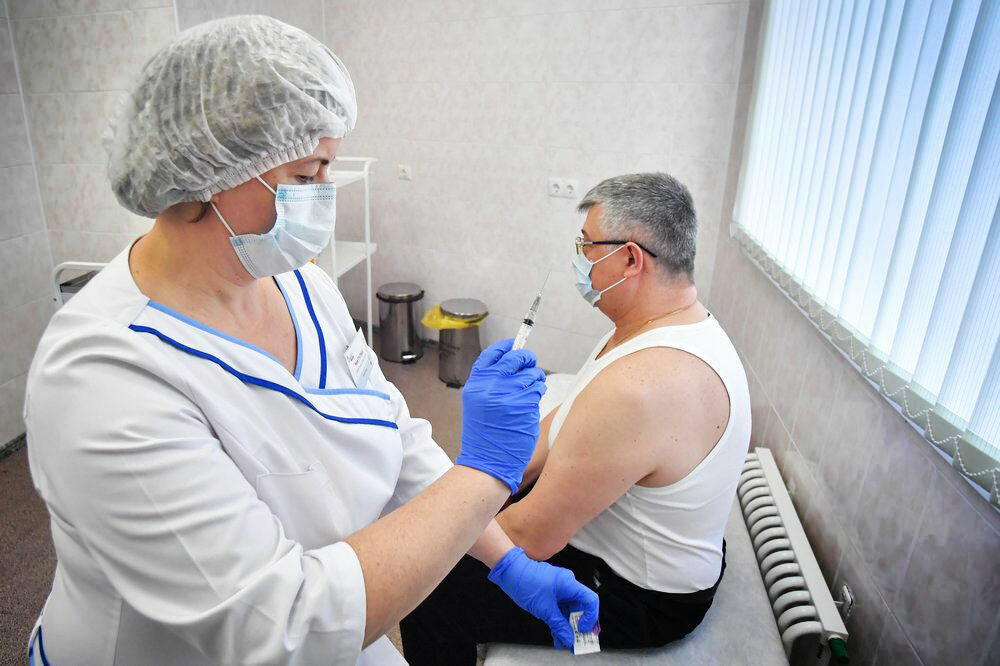 Пожилых граждан и студентов в Ленинградской области обязали вакцинироваться от ковида
