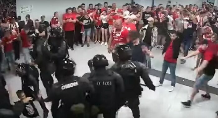 В Интернете - новое видео, на котором ростовский ОМОН избивает болельщиков "Спартака"