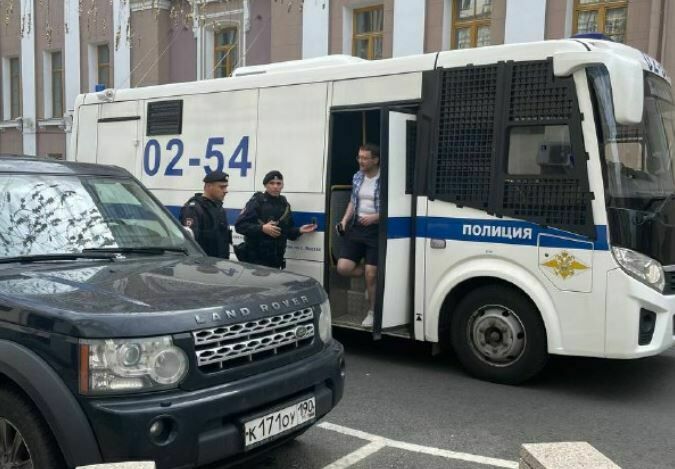 Полицейские задержали кандидата в депутаты Сергея Росса