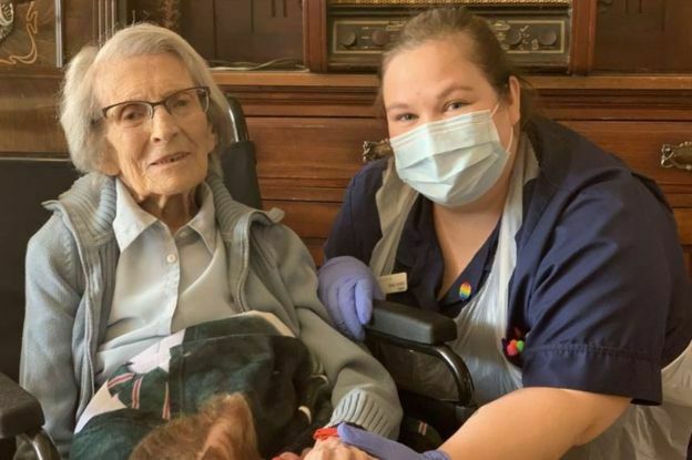 Видео дня: 106-летняя британка покидает госпиталь под аплодисменты