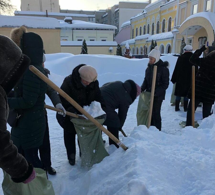 "Это недопустимо":  мэр Саратова прокомментировал уборку снега учителями