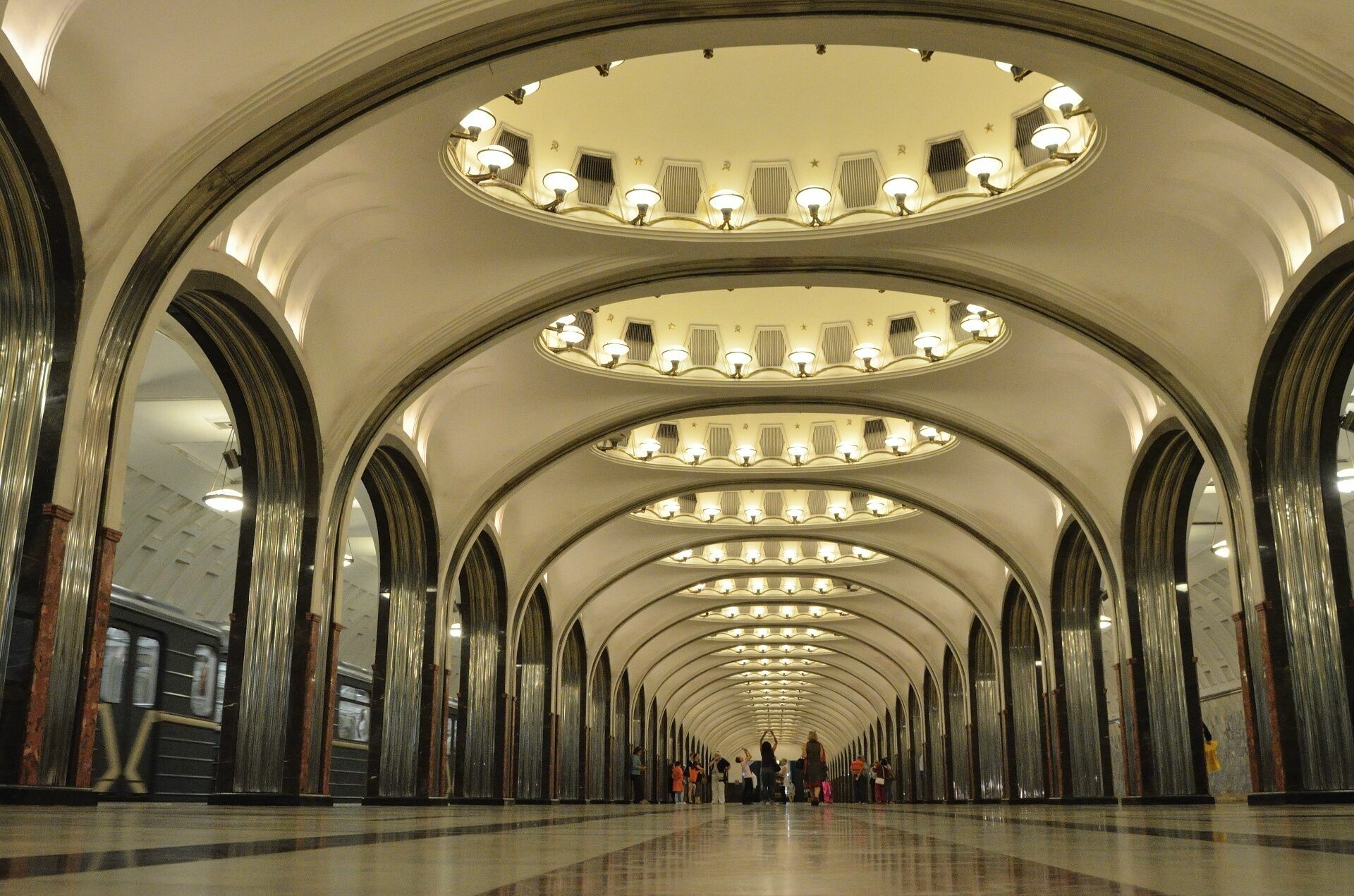 Продажи масок и перчаток в московском метро упали на 70%