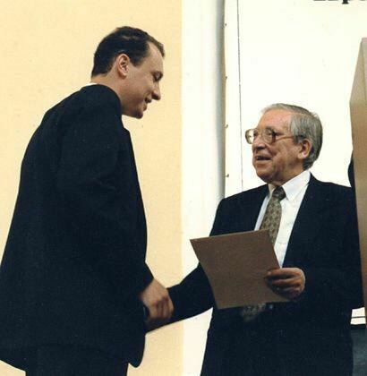 Декан факультета журналистики МГУ Ясен Засурский вручает  диплом студенту А. Калько. 1998 год.