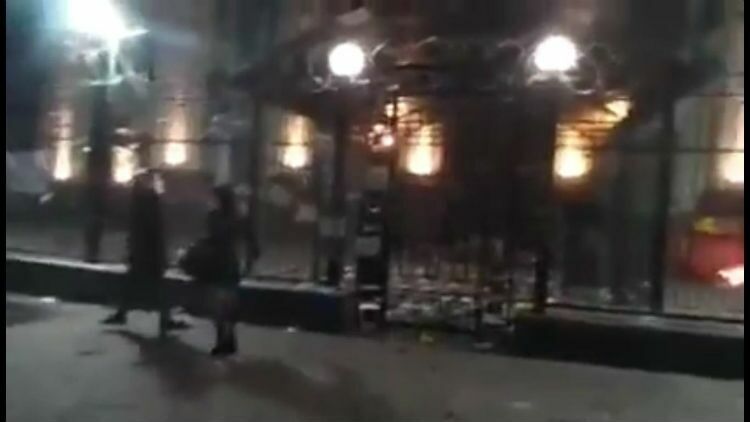 Неизвестные забросали российское посольство в Киеве коктейлями молотова