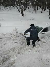 В Татарстане сотрудники ГИБДД откопали в снегу машину с семьёй   