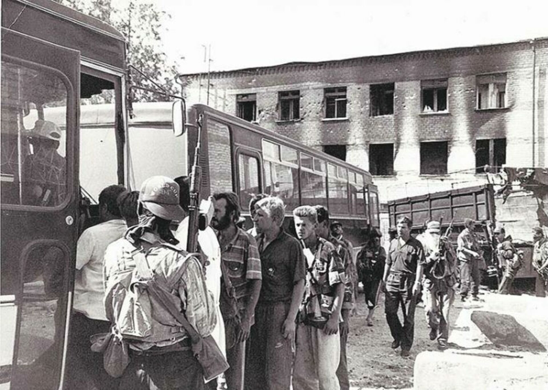 Захват заложников детей в автобусе. Басаев Буденновск 1995 автобусы. Захват заложников в Буденновске 1995.