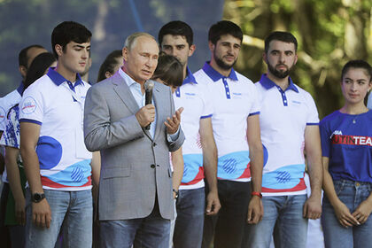 Путин встретился с молодежью в лагере "Машук"