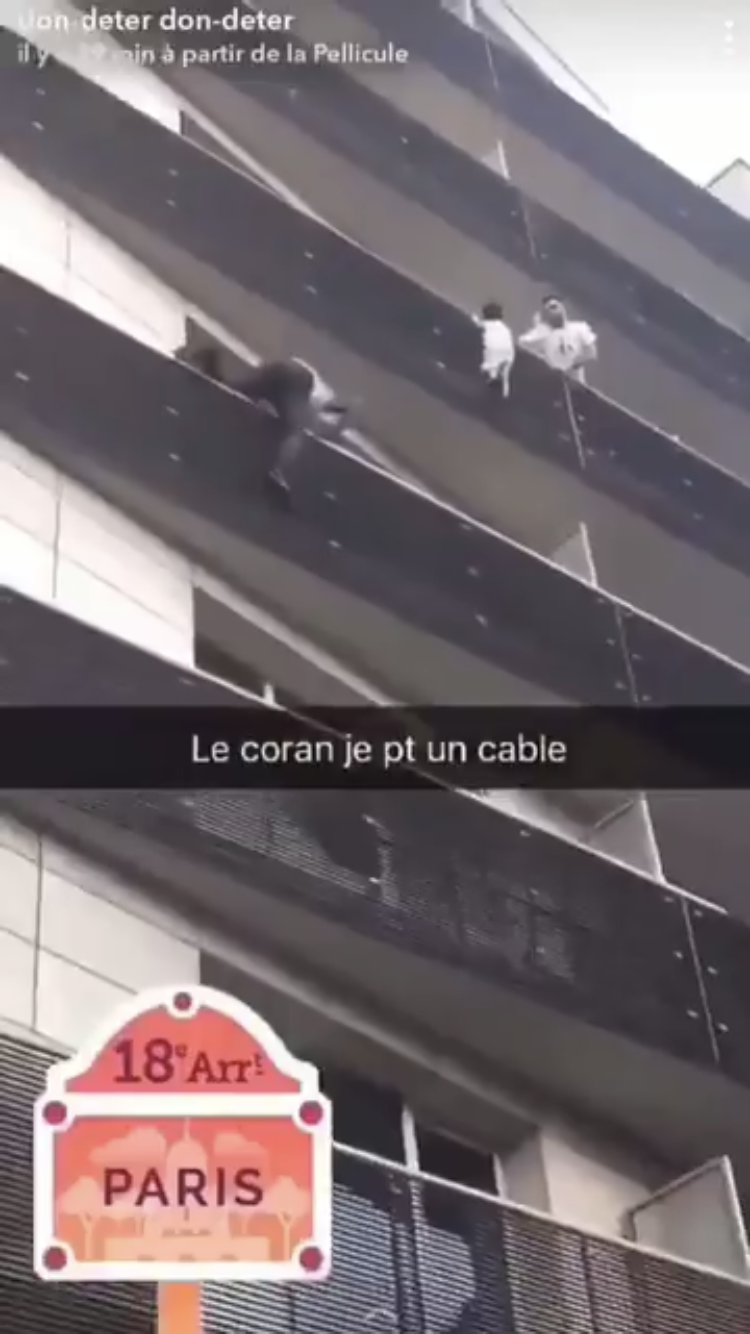Видео: мужчина залез по стене на 4 этаж, чтобы спасти ребёнка