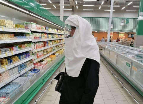 Ростовчанин в борьбе с коронавирусом выбрал костюм пчеловода вместо маски