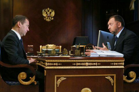 Олег Дерипаска  беседует с Дмитрием Медведевым