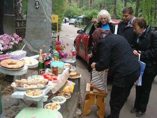 С шашлыками - к могилам: как россияне совмещают приятное с печальным