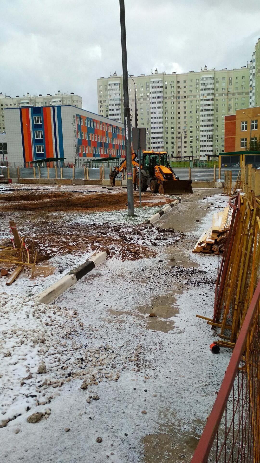 На фотографии строительной площадки магазина: школа - слева, а детский сад - справа