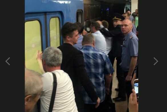 В новосибирском метро пассажиры помогли толкнуть вставший поезд