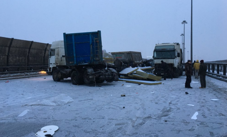 В Санкт-Петербурге столкнулись 12 автомобилей: есть пострадавшие