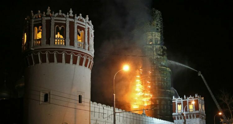 Названы предварительные причины пожара на 72-метровой колокольне Новодевичьего монастыря