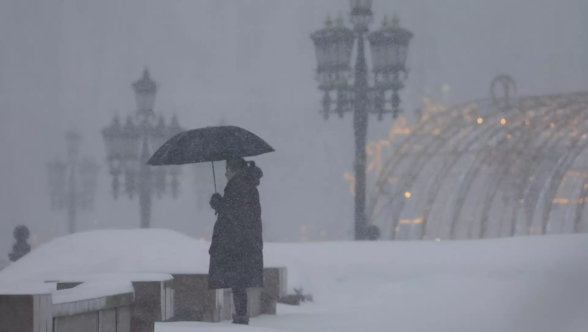 Москва превратилась в сугроб: снегопад в столице побил рекорд 30-летней давности