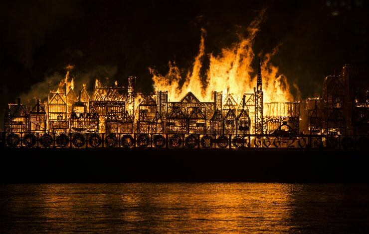 На Темзе сожгли гигантскую модель города в память 350-летия Великого пожара