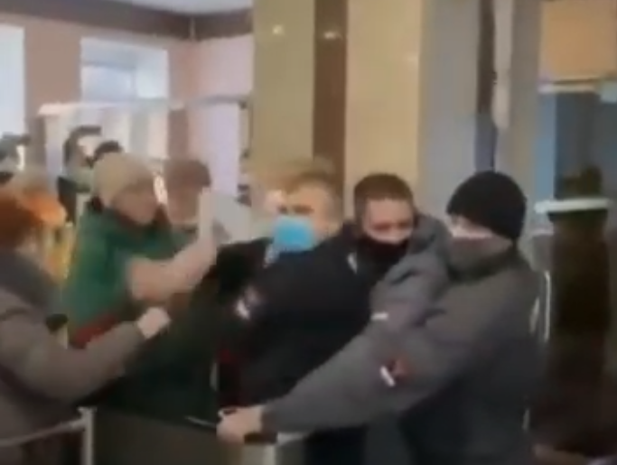 Видео дня: челябинские противники QR-кодов подрались с охраной здания Заксобрания