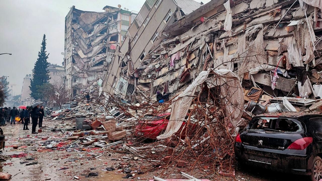 Количество жертв землетрясений в Турции выросло до 40 642