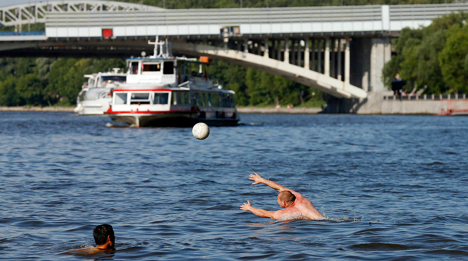 МЧС посоветовало москвичам купаться с булавкой и мобильным телефоном