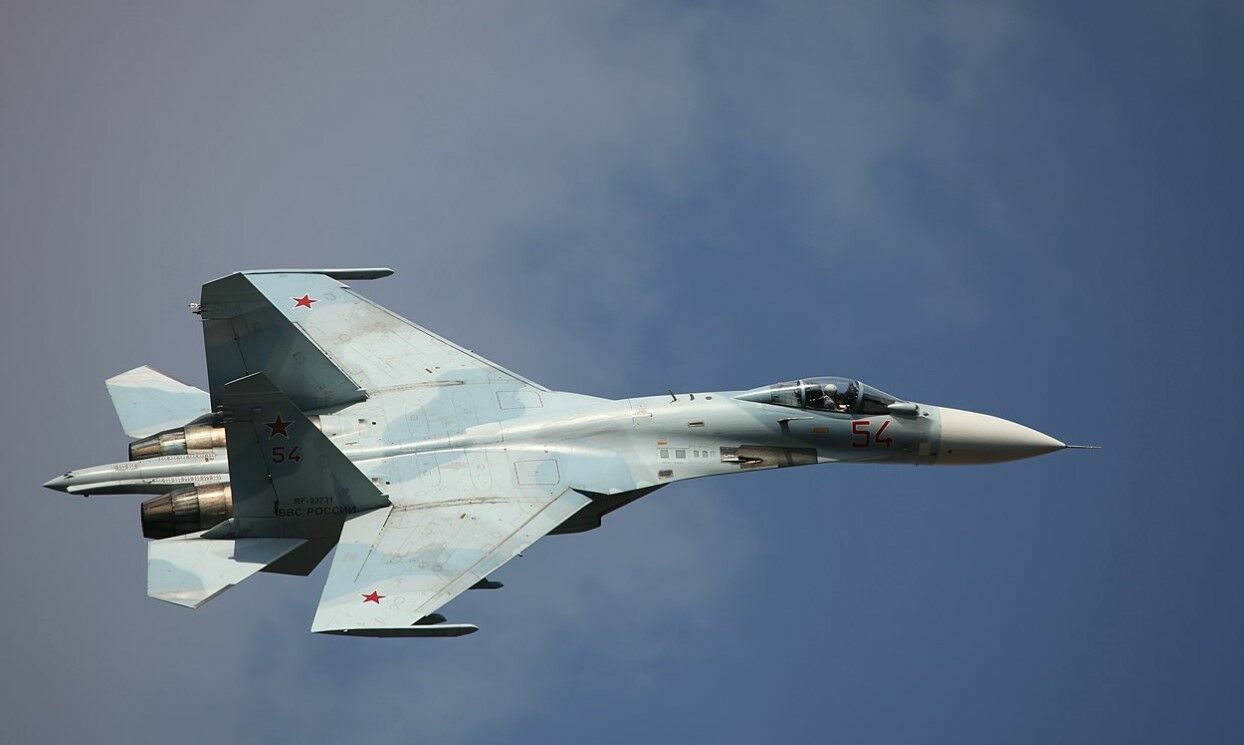 На фото самолет Су-27