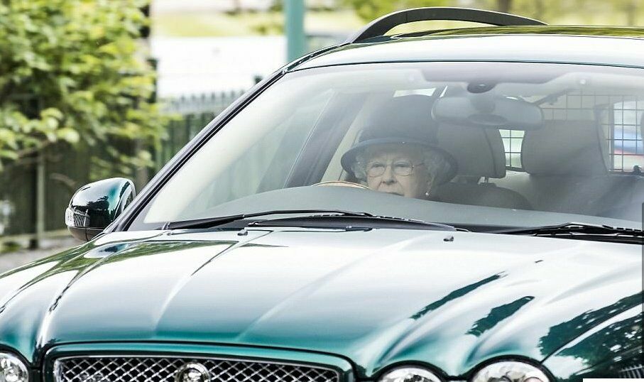Елизавета II сама вела Jaguar по дороге из церкви